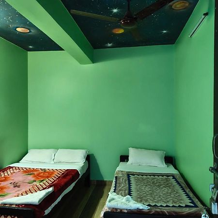 Harry Guest House & Restaurant Pokhara Exterior photo