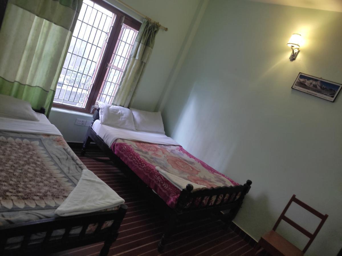 Harry Guest House & Restaurant Pokhara Exterior photo