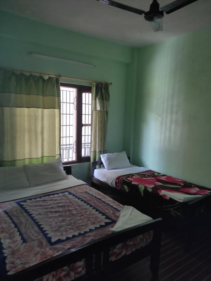 Harry Guest House & Restaurant Pokhara Exterior photo