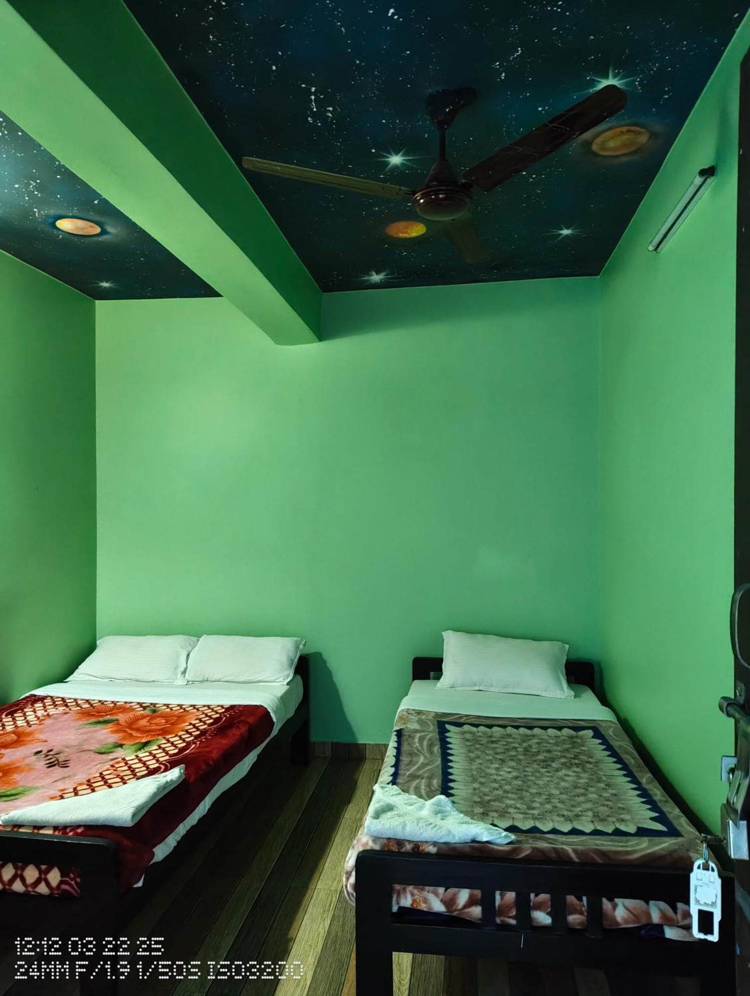 Harry Guest House & Restaurant Pokhara Exterior photo
