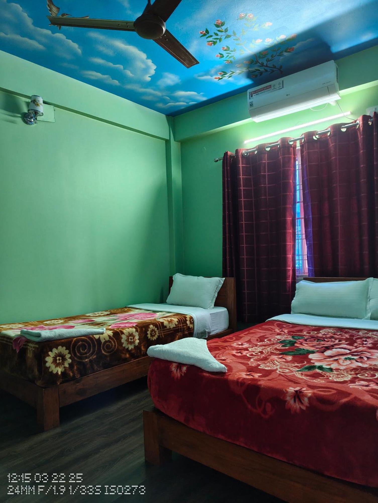 Harry Guest House & Restaurant Pokhara Room photo