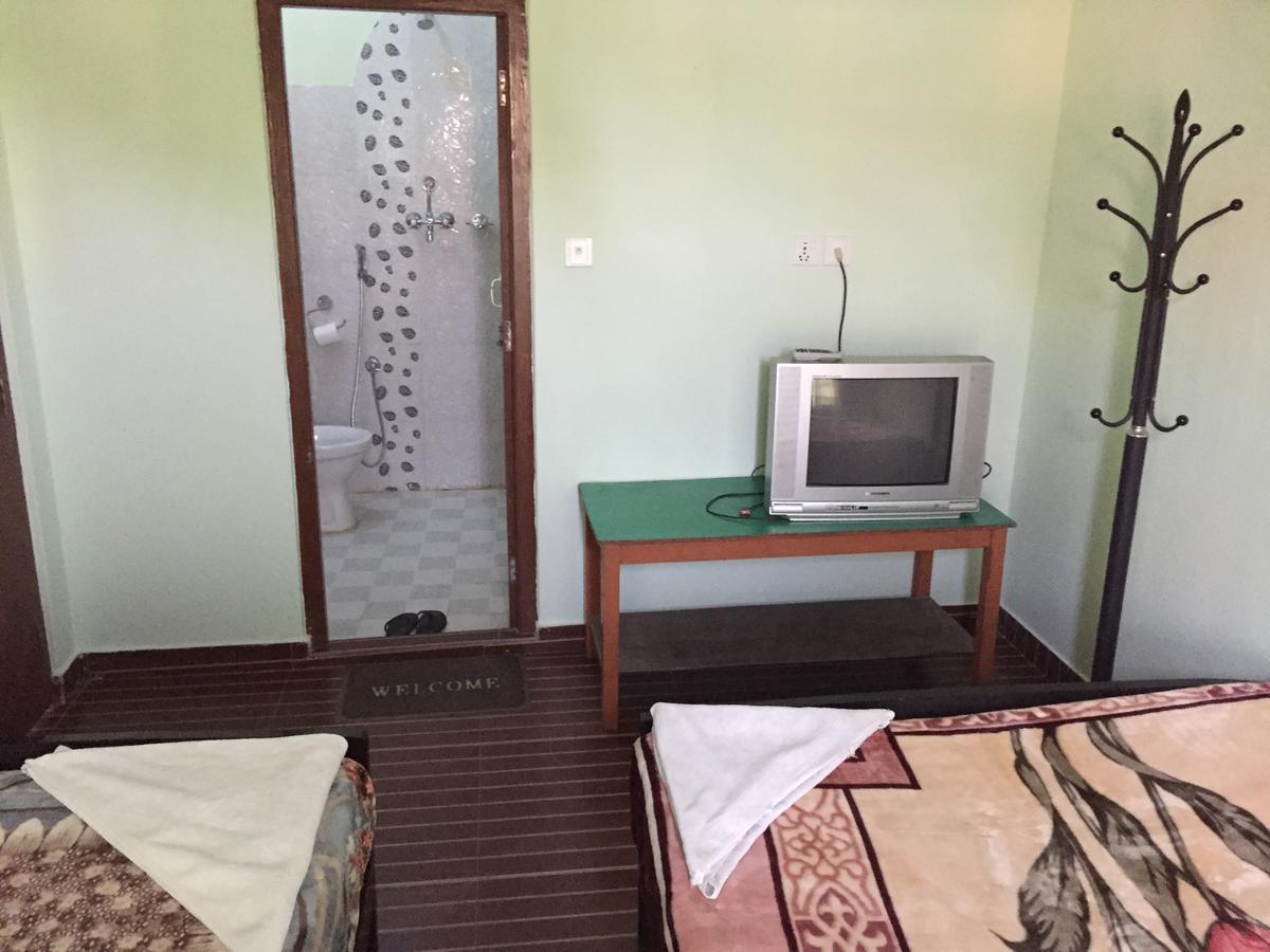 Harry Guest House & Restaurant Pokhara Exterior photo
