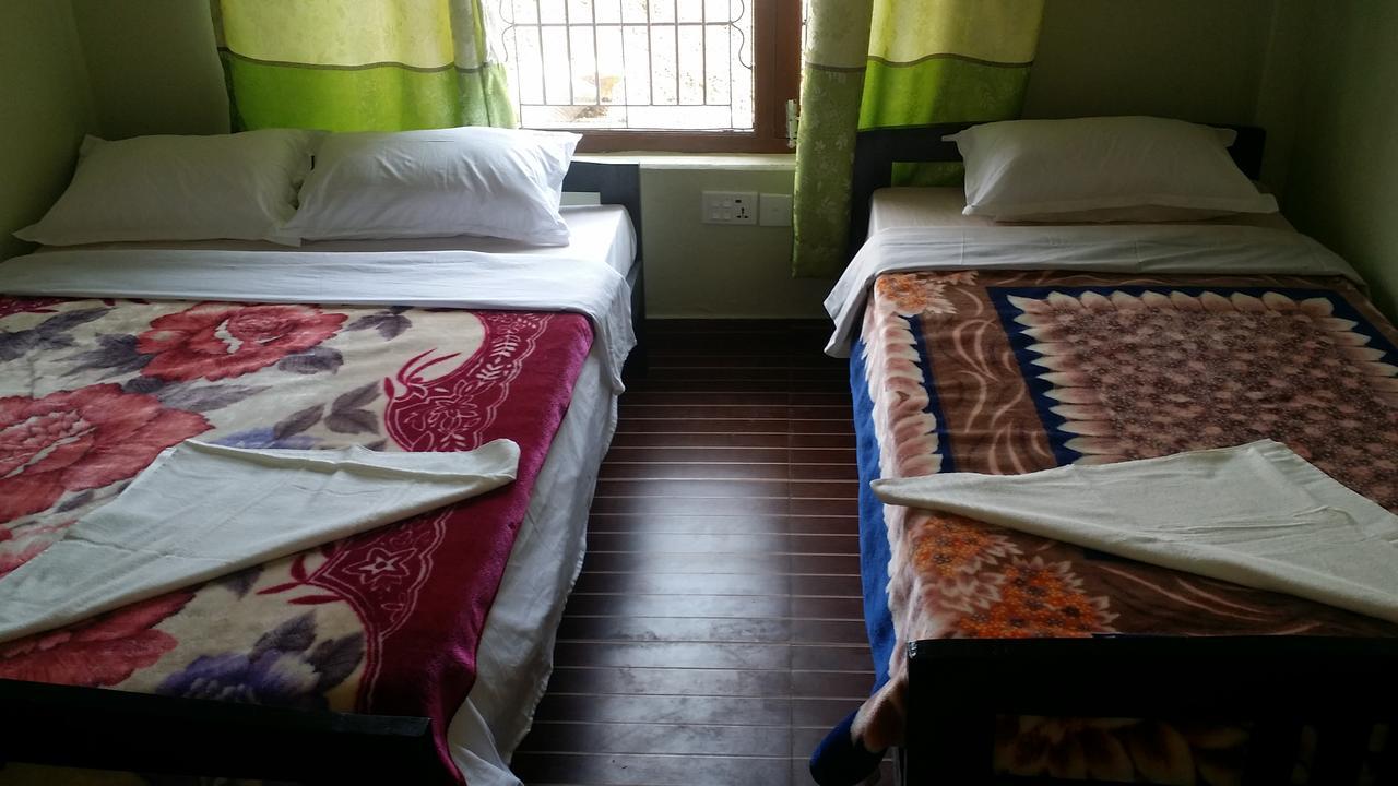 Harry Guest House & Restaurant Pokhara Exterior photo