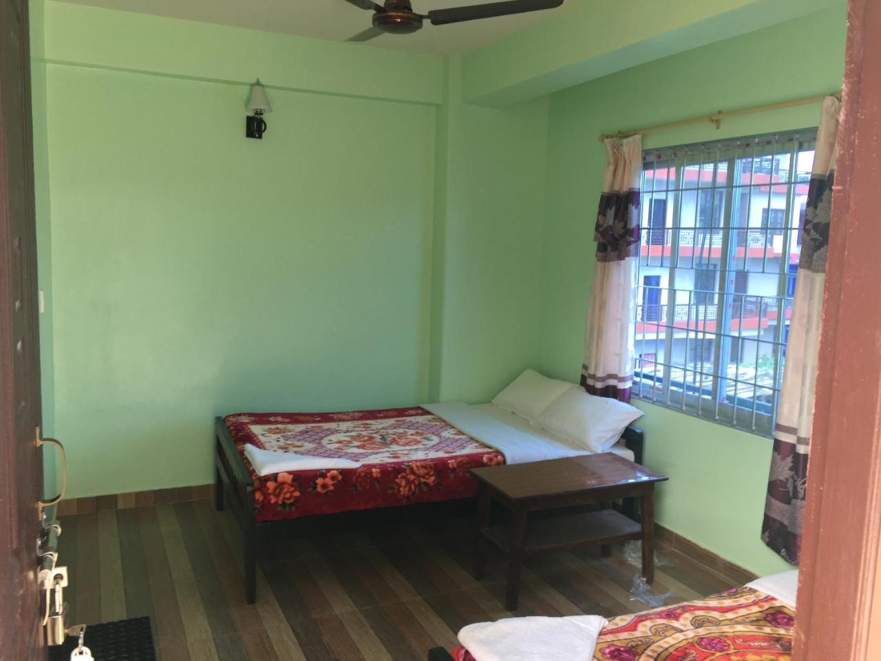 Harry Guest House & Restaurant Pokhara Exterior photo