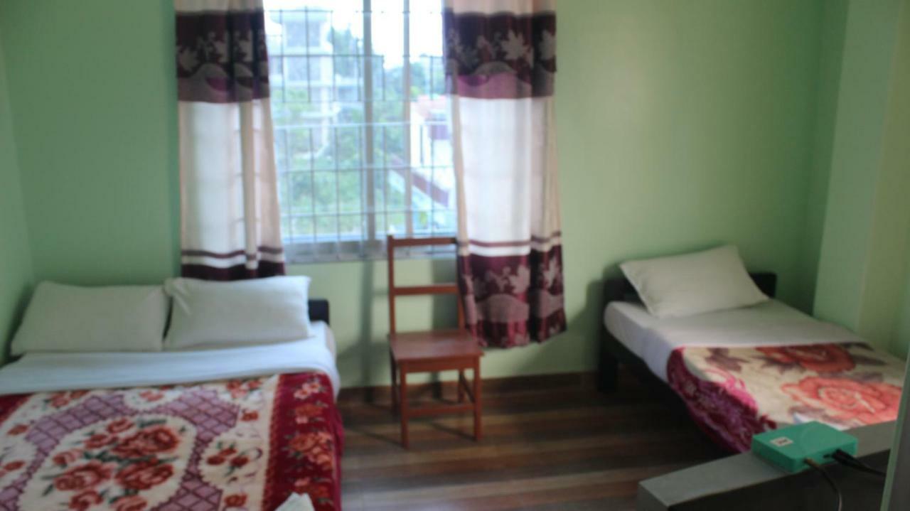 Harry Guest House & Restaurant Pokhara Exterior photo